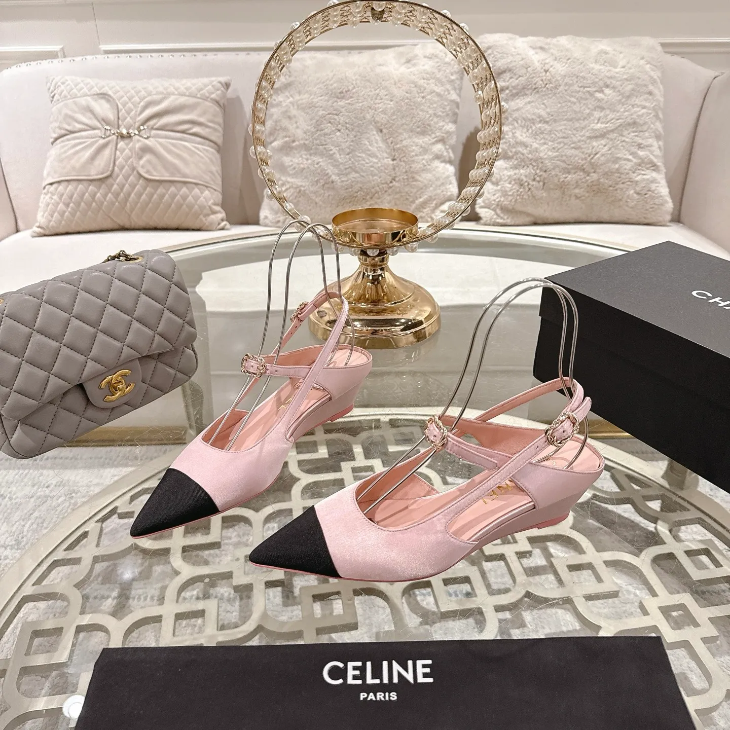👟👟Ex-factory price 540👟👟 Chanel Xiaoxiang 25ss early spring new product silk satin sandals series French style, so beautiful that it is so beautiful! This is what an elegant and romantic fairy should be like! The minimalist color scheme and silk satin are deeply rooted in people's hearts. It goes well with skirts or casual wear! Fabric: Made of original customized silk Lining: Sheepskin Outsole: Genuine leather outsole imported from Italy Heel height: 4.5cm Size: 35-39 (40.41.42 customization is non-refundable)